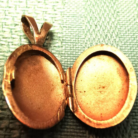 1985 14K Gold Oval Locket Pendant Diamond-Cut Floral TC Hallmark 2cm - Picture 10 of 15